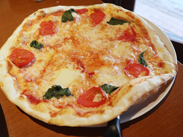 チーズ専門店の濃厚ピザ「アトリエ・ド・フロマージュ ピッツエリア店」