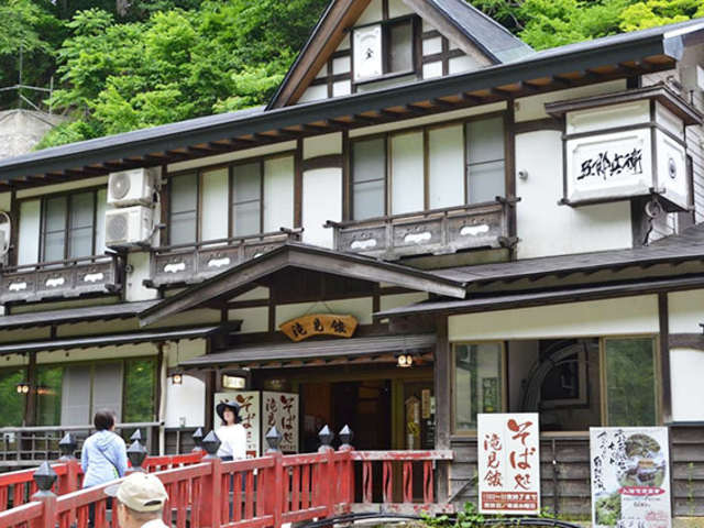 2. 絶景とともに！ 地元産のそば粉で作る「そば処 滝見館」