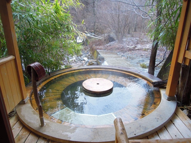 山里のいおり　草円