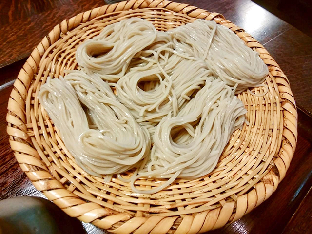 12. 黒っぽい麺と豊かな風味！ 信州そばと一線を画す「戸隠そば」の生そばや乾麺
