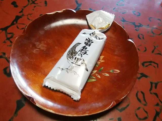 14. 欧風せんべいでクリームをサンド！ 信州お土産の大定番「雷鳥の里」