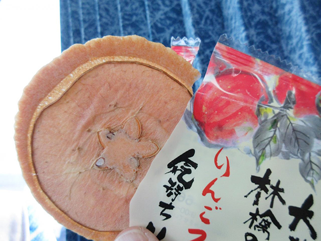 15. リンゴの芳醇(ほうじゅん)な香り！ 生のリンゴをプレスした薄焼きクッキー「りんご乙女」