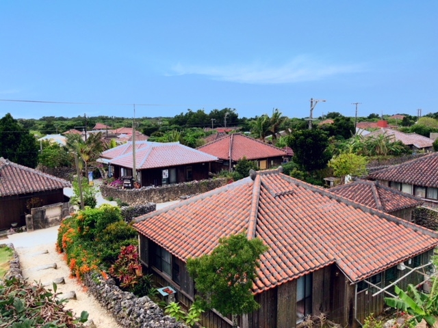 3. 赤瓦屋根の集落へ！ 沖縄の原風景を満喫