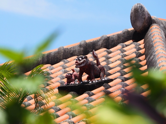 3. 赤瓦屋根の集落へ！ 沖縄の原風景を満喫