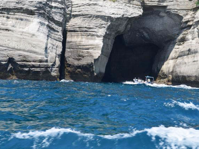 13. 幻想的な光景に思わず見とれる「堂ケ島天窓洞」 / 堂ヶ島温泉