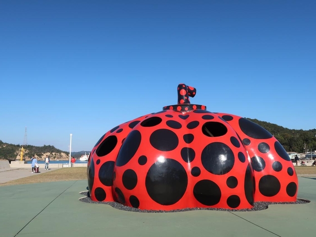 4.直島を代表する草間彌生のアート作品「赤かぼちゃ・黄かぼちゃ」