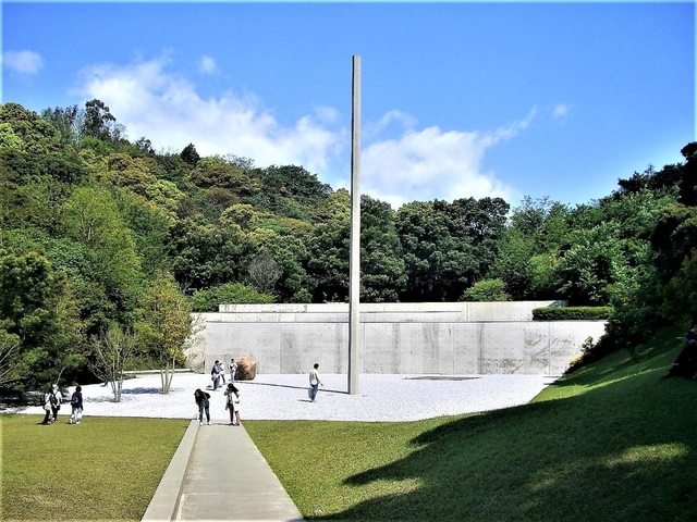 6. 海と山に囲まれひっそり佇む「李禹煥美術館」