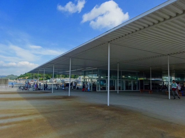 10.直島の玄関口・宮浦港の新たな名所「海の駅 なおしま」