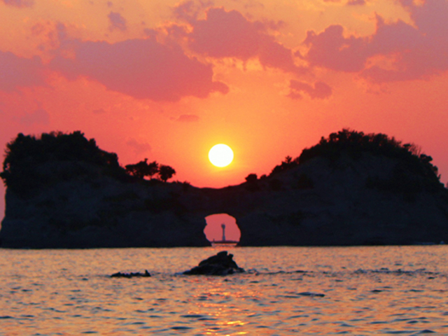 5. 美しいサンセット！ 『日本の夕陽100選』にも選ばれた「円月島」