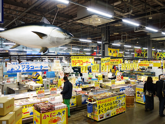 7. 海鮮丼にバーベキュー！ 白浜随一のグルメスポット「とれとれ市場南紀白浜」