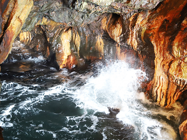 8. パワースポットとしても有名！ 歴史ある景勝地「三段壁洞窟」