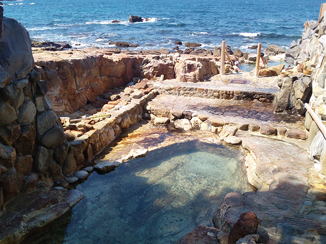9. 日帰り温泉施設や足湯が充実！ 観光の拠点にもおすすめ「南紀白浜温泉」