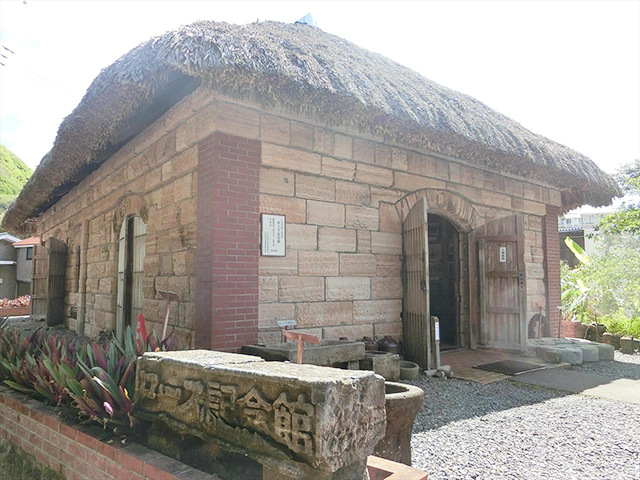 8. ロース記念館 / 母島