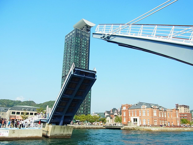 6. 幸せを願う恋人たちに人気！ 歩行者専用のはね橋「ブルーウィングもじ」