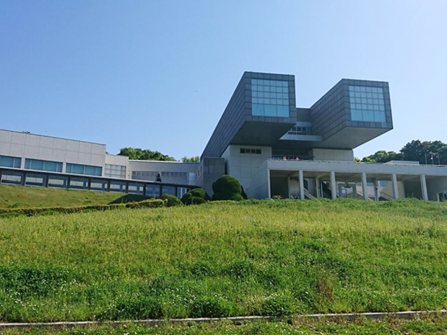 20. 丘の上の双眼鏡！ 独特な外観が印象的「北九州市立美術館」