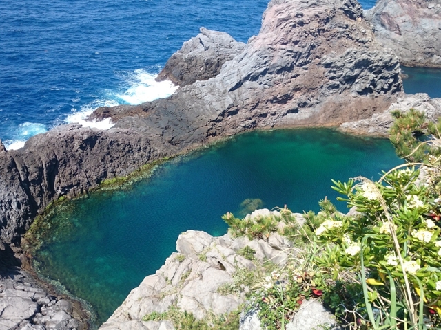 5. 小道の先に広がる美しい入り江！神津島の秘境「千両池」