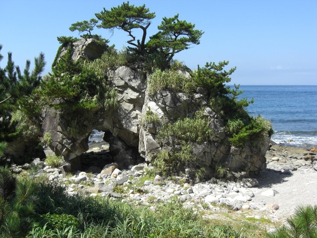 8. ぶっとおし岩