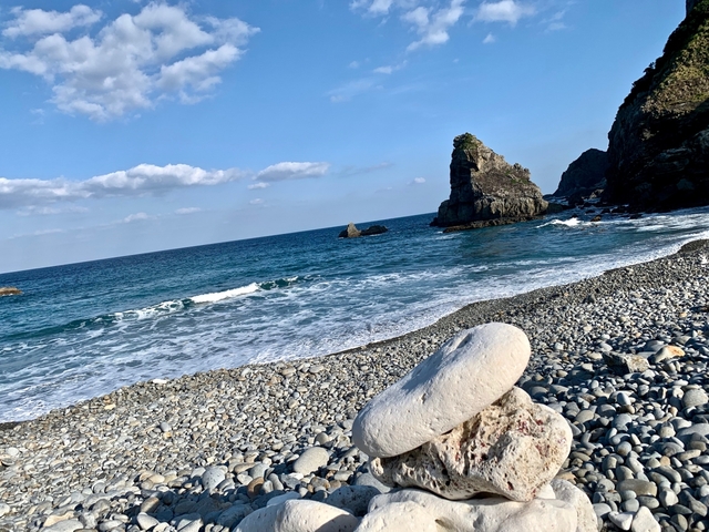 6. たくさんの玉石が転がる不思議な「ホノホシ海岸」