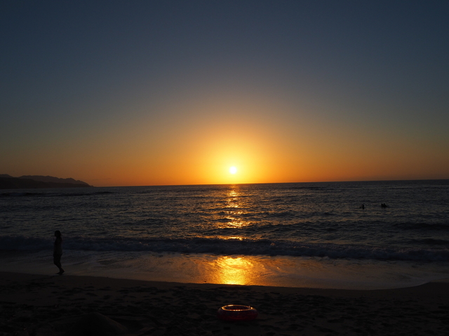 7. 東シナ海に沈む夕日が神秘的「大浜海浜公園」
