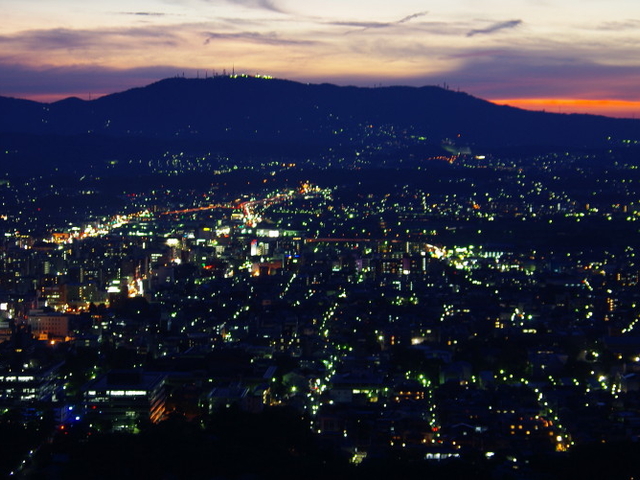 14. 奈良の景観を一望！ 美しい夜景で人気のスポット「若草山」