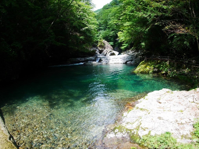 15. エメラルドグリーンに輝く神秘的な渓谷「みたらい渓谷」