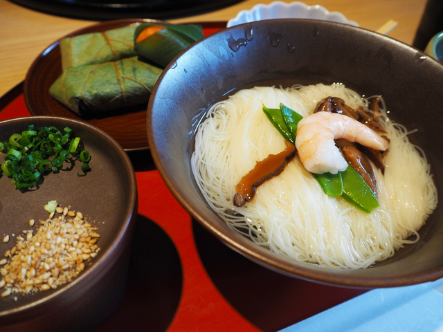 15. 三輪山本　食事処