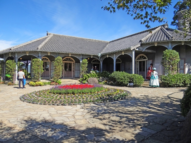 2. 華やかレトロドレスを着ての園内散策も可能「グラバー園」