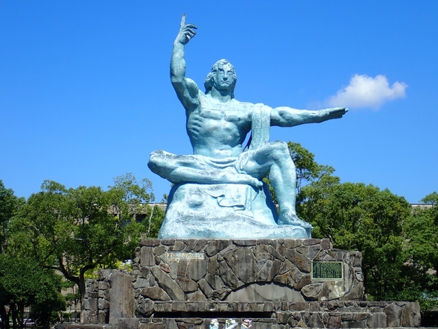 3. 右手は原爆の脅威、左手は平和を示す銅像「平和公園」