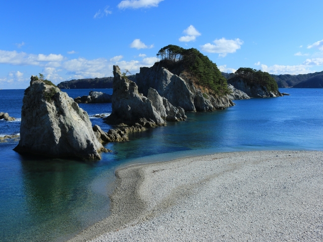 6. 青い海に白い岩と緑の木々が映える絶景スポット「浄土ヶ浜」