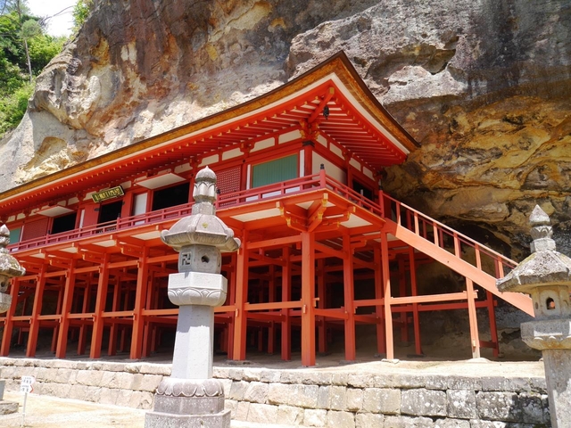 7. “最強のお札”がいただける岩壁のお堂「達谷窟毘沙門堂」