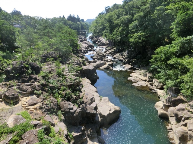 9. 名物の「空飛ぶ団子」も楽しい景勝地「厳美渓(げんびけい)」