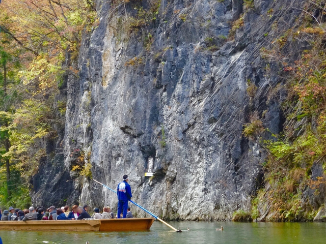 10. 山水画のような渓谷美を舟の上から楽しめる「猊鼻渓(げいびけい)」