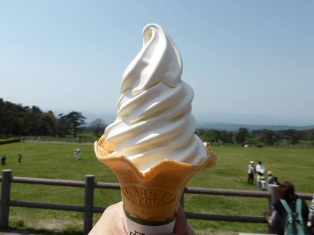 6. 大山の一大パノラマを背景に開放感を味わう「大山まきばみるくの里」