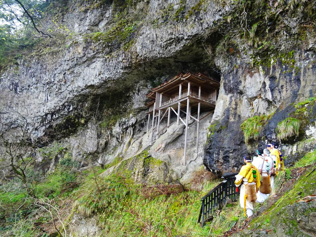 7. 断崖に立つ、かくも神秘的な奥院までの巡礼旅「三佛寺(さんぶつじ)」
