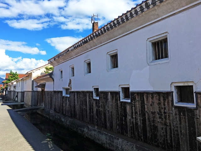 9. 食べ歩きグルメも充実のレトロな街並み「白壁土蔵群」