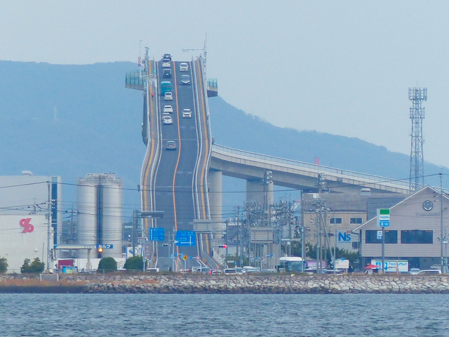 10. CMで一躍有名！ あの急こう配の橋の向こうへ「江島大橋」