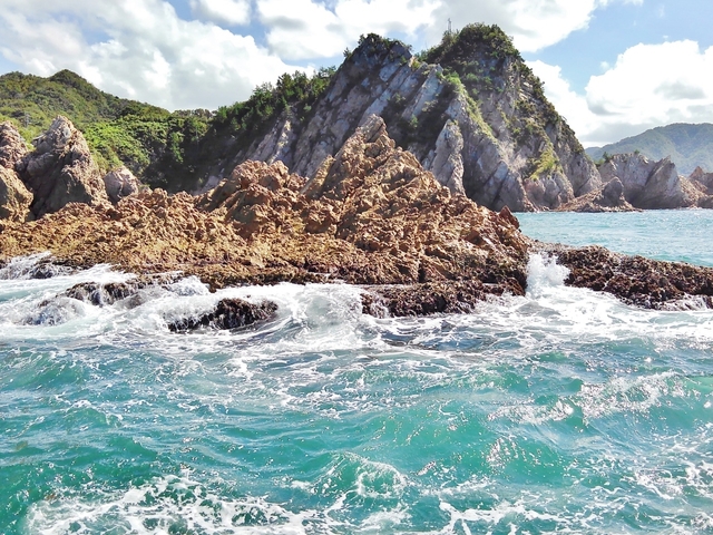 12. シュノーケリングも楽しめる山陰屈指の景勝地「浦富海岸」