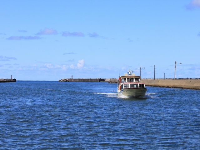 12. シュノーケリングも楽しめる山陰屈指の景勝地「浦富海岸」