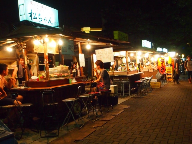 2. 福岡ならではの風情が楽しめる川沿いの屋台「中洲屋台街」