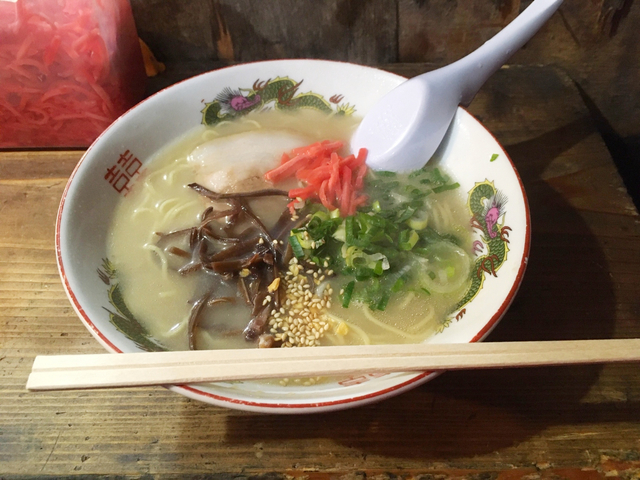 2. 福岡ならではの風情が楽しめる川沿いの屋台「中洲屋台街」