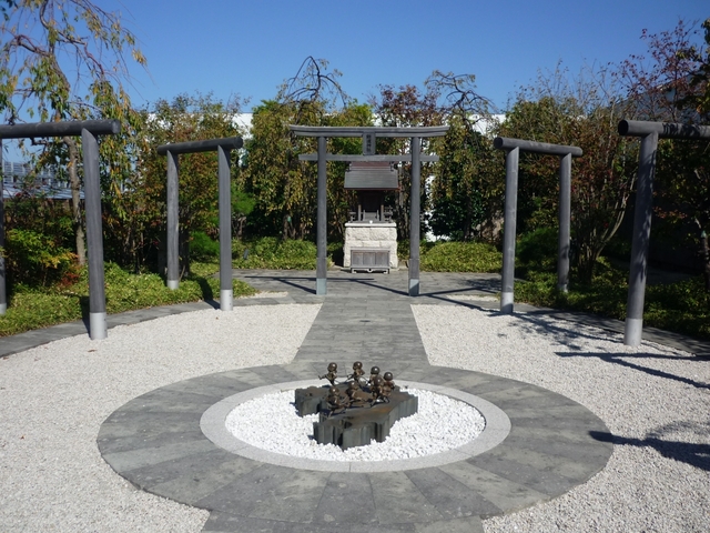 9. 駅ビル屋上に神社？ 旅の安全祈願にぜひ「鉄道神社(博多駅屋上つばめの杜広場)」