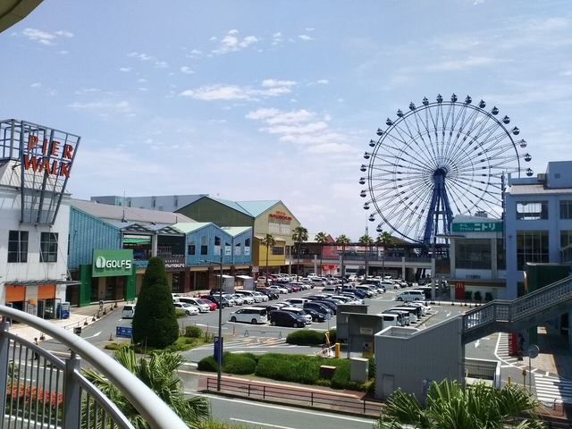 11. 九州最大級！ 観覧車が目印の大型アウトレット「マリノアシティ福岡」