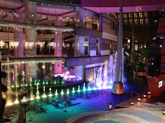 12. 買い物だけじゃない！ 噴水のある運河や劇場も「キャナルシティ博多」