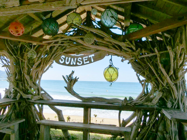 14. 青い海に白い鳥居。夫婦岩に沈む夕日も絶景「二見ヶ浦」