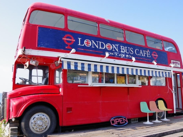 15. インスタ映え必至！ 海沿いにある「ロンドンバスカフェ」