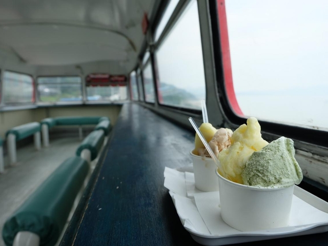 15. インスタ映え必至！ 海沿いにある「ロンドンバスカフェ」