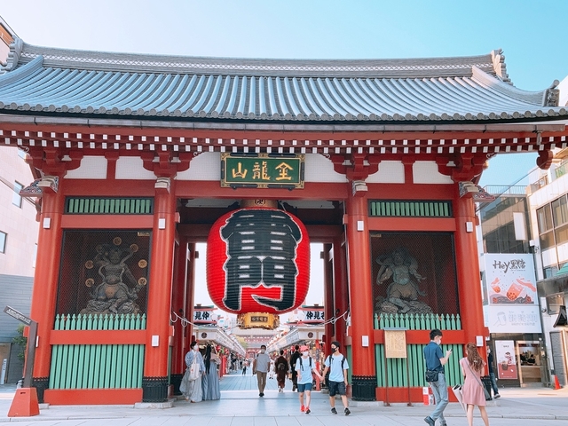 2. 巨大な提灯が“映える”浅草の圧倒的フォトスポット「雷門(風雷神門)」