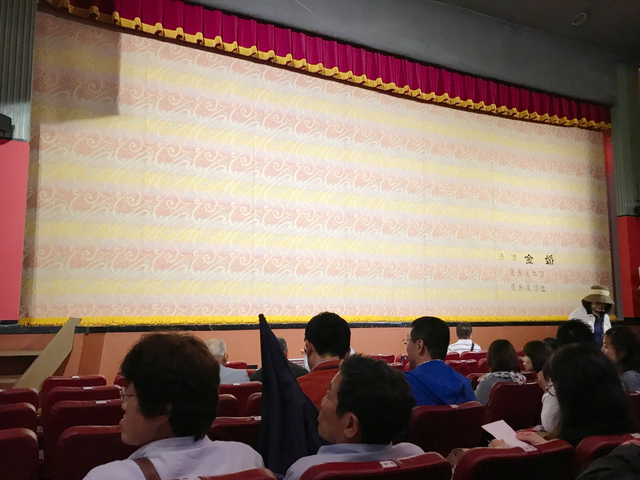 12. 情緒あふれる名劇場でプロの話芸にふれる「浅草演芸ホール」