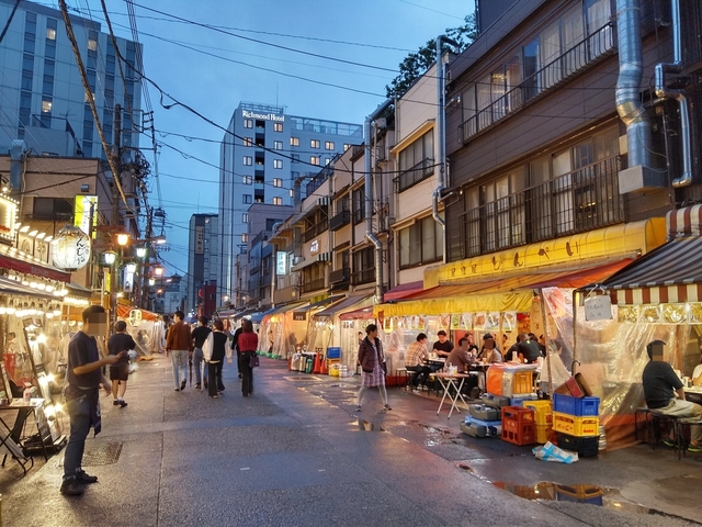 13. 下町ならではの雰囲気が楽しい居酒屋街「浅草ホッピー通り(煮込み通り)」