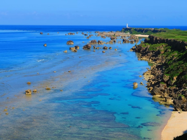 2. 夜空も絶景！ パノラマビューが広がる岬「東平安名崎 / 平安名崎灯台」